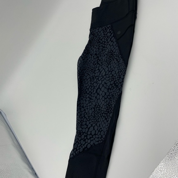 Athleta-Size Medium Black Capri Leggings - Picture 2 of 4